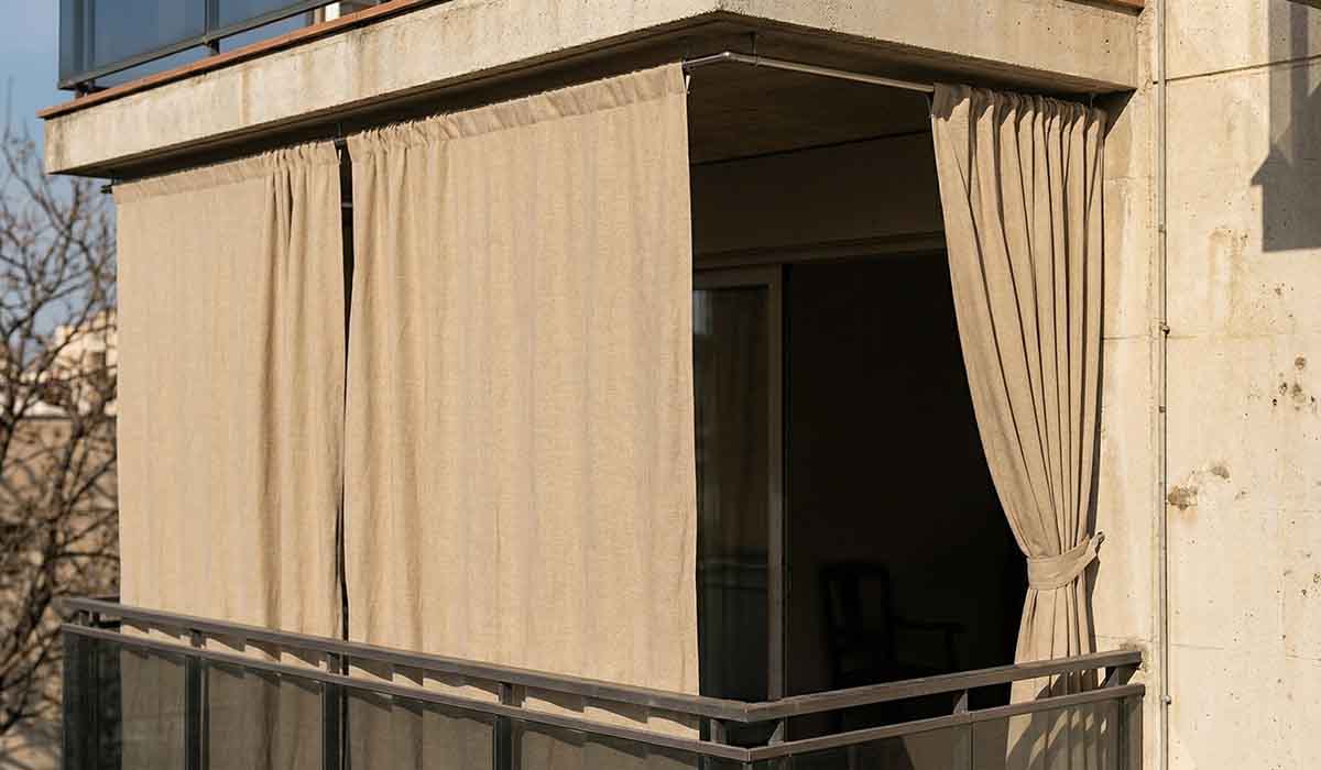 Tirai Balkon Apartemen